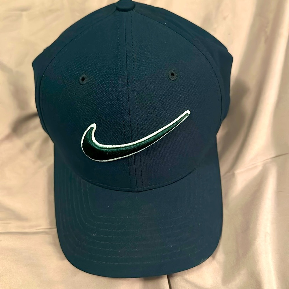 L/XL Green Fitted Nike baseball hat dri-fit